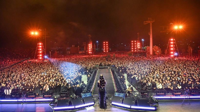 Atatürk Orman Çiftliği Konser Alanı’nda Şebnem Ferah’ı izleyen kalabalık