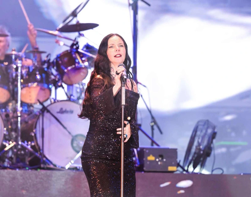 Şebnem Ferah, Ankara konserinde mikrofonla şarkı söylüyor