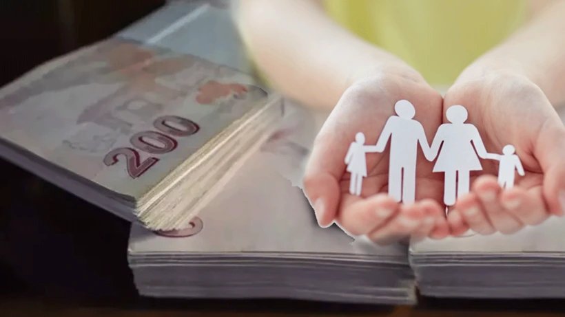 Para destelerinin önünde eller üzerinde tutulan aile figürleri