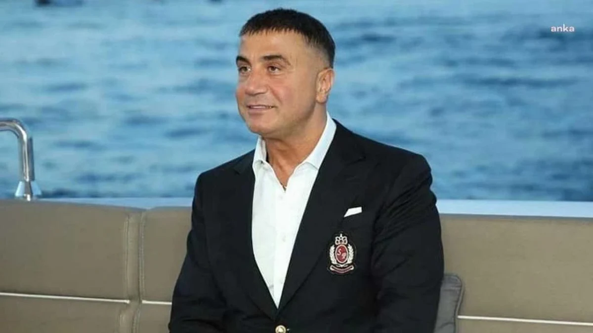 Deniz manzarası önünde oturan Sedat Peker