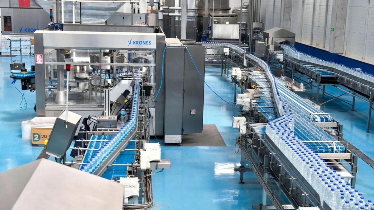 Şişeleme tesisindeki makineler ve üretim bantları