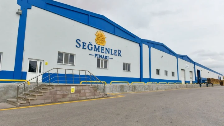 Seğmenler Pınarı üretim tesisi binasının dış cephesi