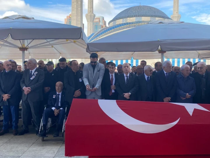 Türk bayrağına sarılı tabutun önünde cenaze törenine katılanlar