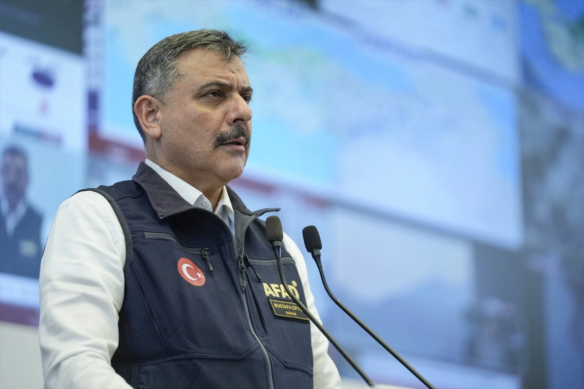 AFAD yeleği giyen bir yetkili kürsüde açıklama yapıyor