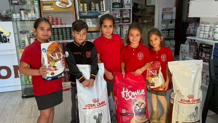 İsabey İlkokulu öğrencileri, sokak hayvanları için mama paketleriyle birlikte