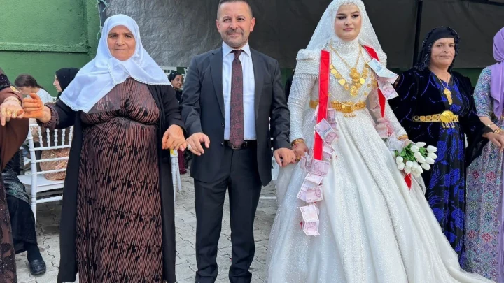 Besna ve Sıktı Fırat düğün töreninde davetlilerle birlikte