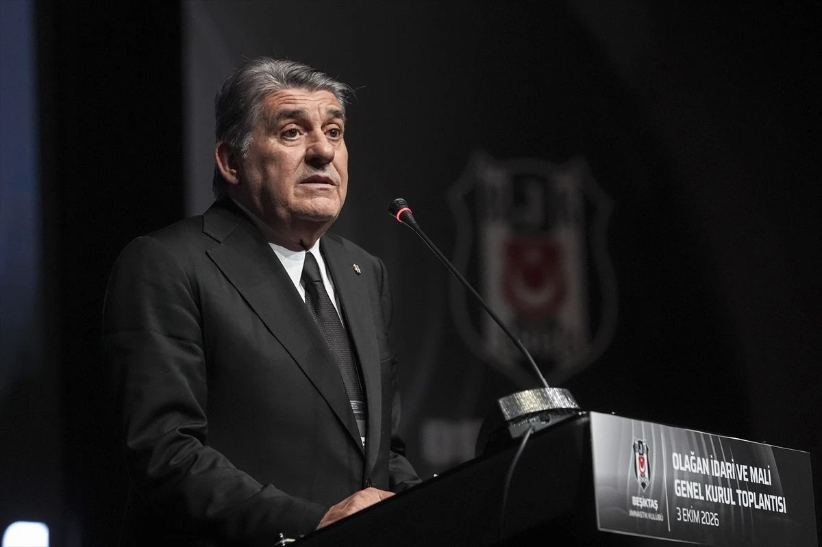 Serdal Adalı Beşiktaş genel kurulunda kürsüde konuşuyor