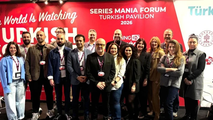 Series Mania Forum 2026 Türk Pavilyonu önünde bir araya gelen katılımcılar