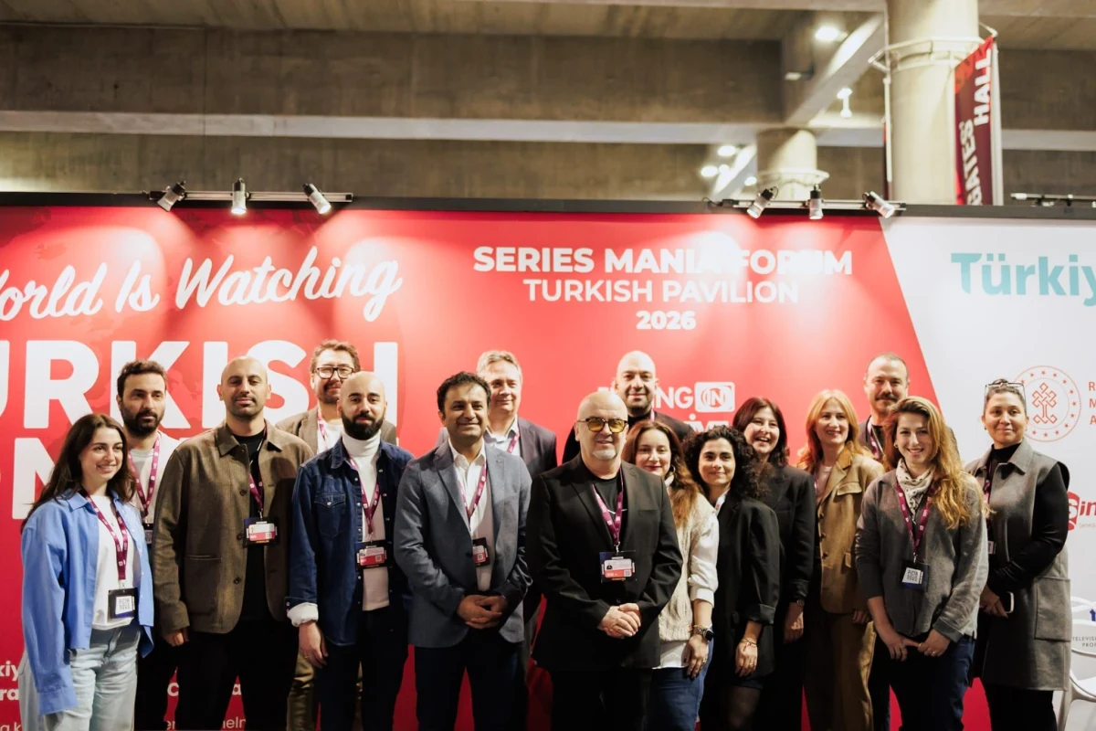 Series Mania Forum 2026 Türk Pavilyonu önünde grup fotoğrafı çektiren katılımcılar