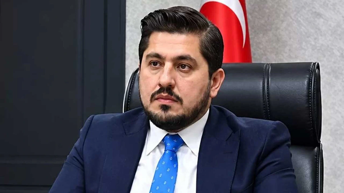 Makam koltuğunda oturan, takım elbiseli bir erkek