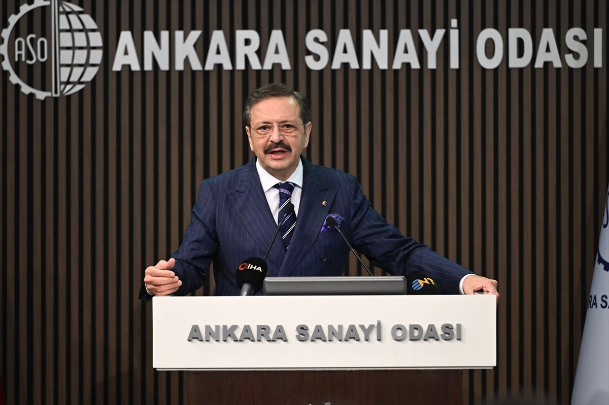 Seyit Ardıç Ankara Sanayi Odası kürsüsünde konuşma yapıyor