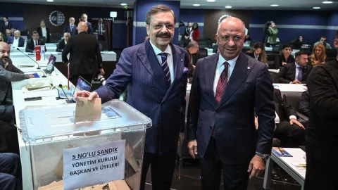 Seyit Ardıç, ASO seçimlerinde sandık başında oy kullanırken