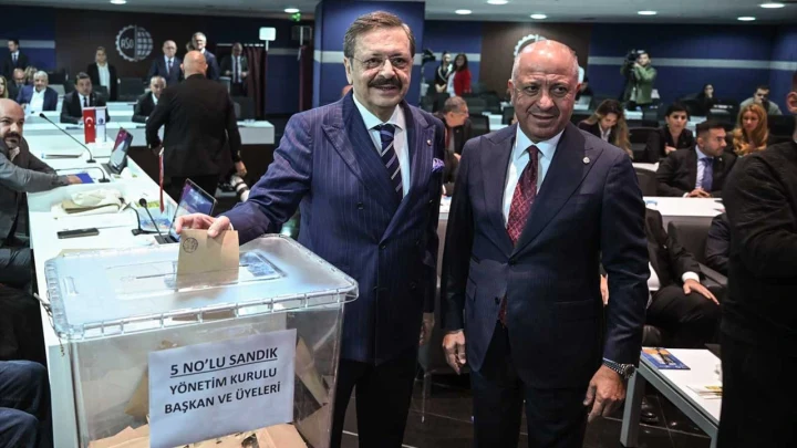 Seyit Ardıç, ASO seçimlerinde sandık başında oy kullanırken