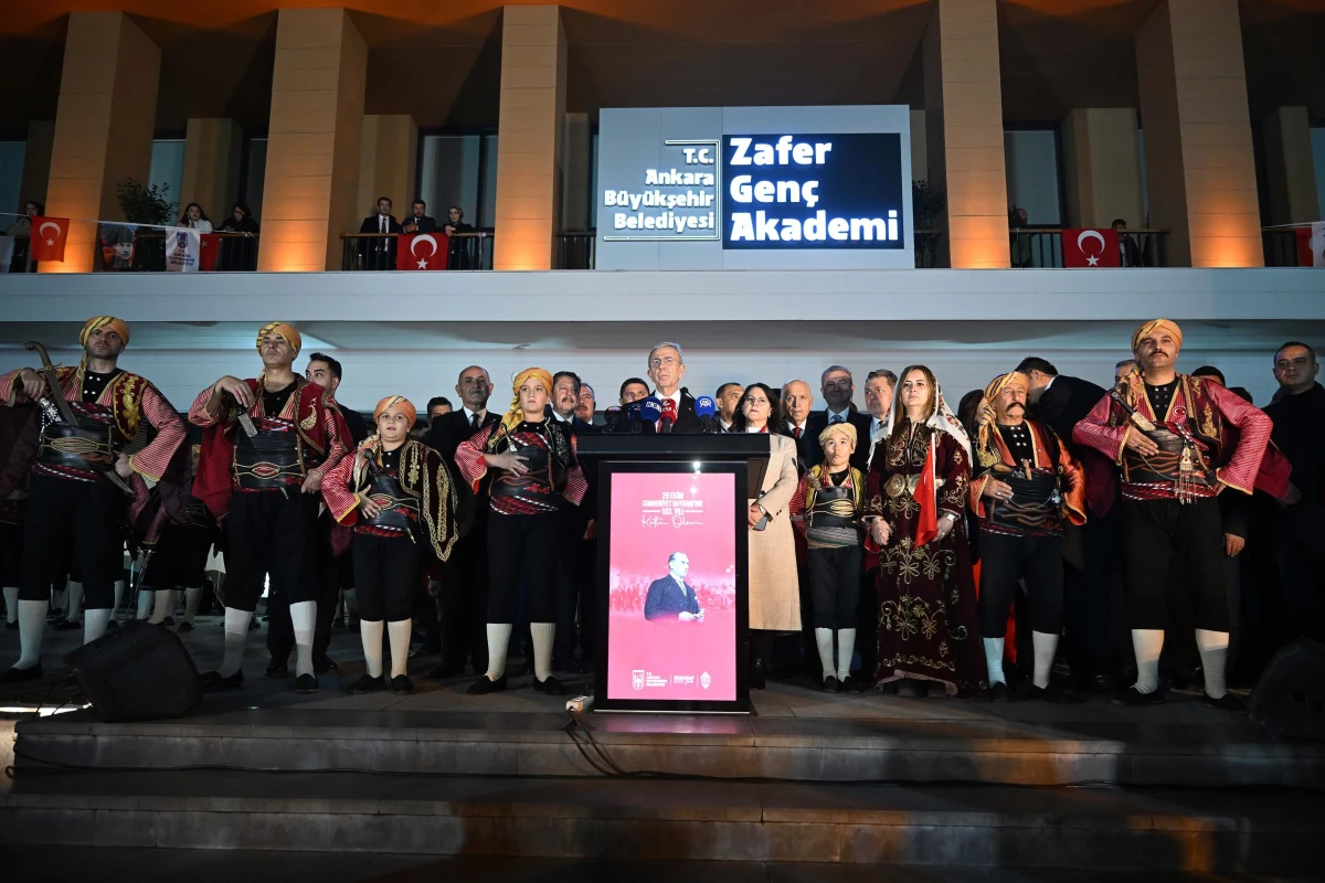 Seymenler ve Samsun Cumhuriyet Kadınları Bandosu Zafer Meydanı’nda sahnede