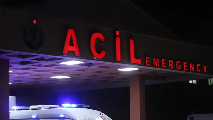 Acil servis girişinde ambulansın görüldüğü hastane görüntüsü