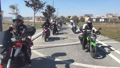 Motosikletliler, Silivri’deki anma sürüşü kapsamında yolda ilerliyor