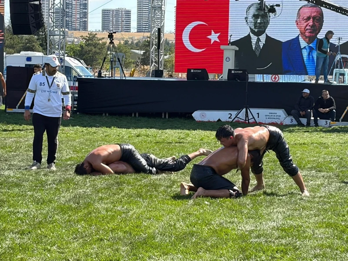 Sincan Park’taki güreş alanında mücadele eden iki pehlivan