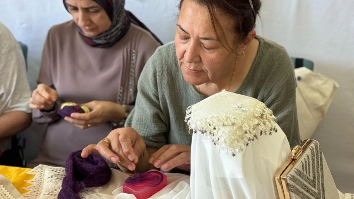 Kadınların el işi çalışması yaptığı bir konak etkinliği