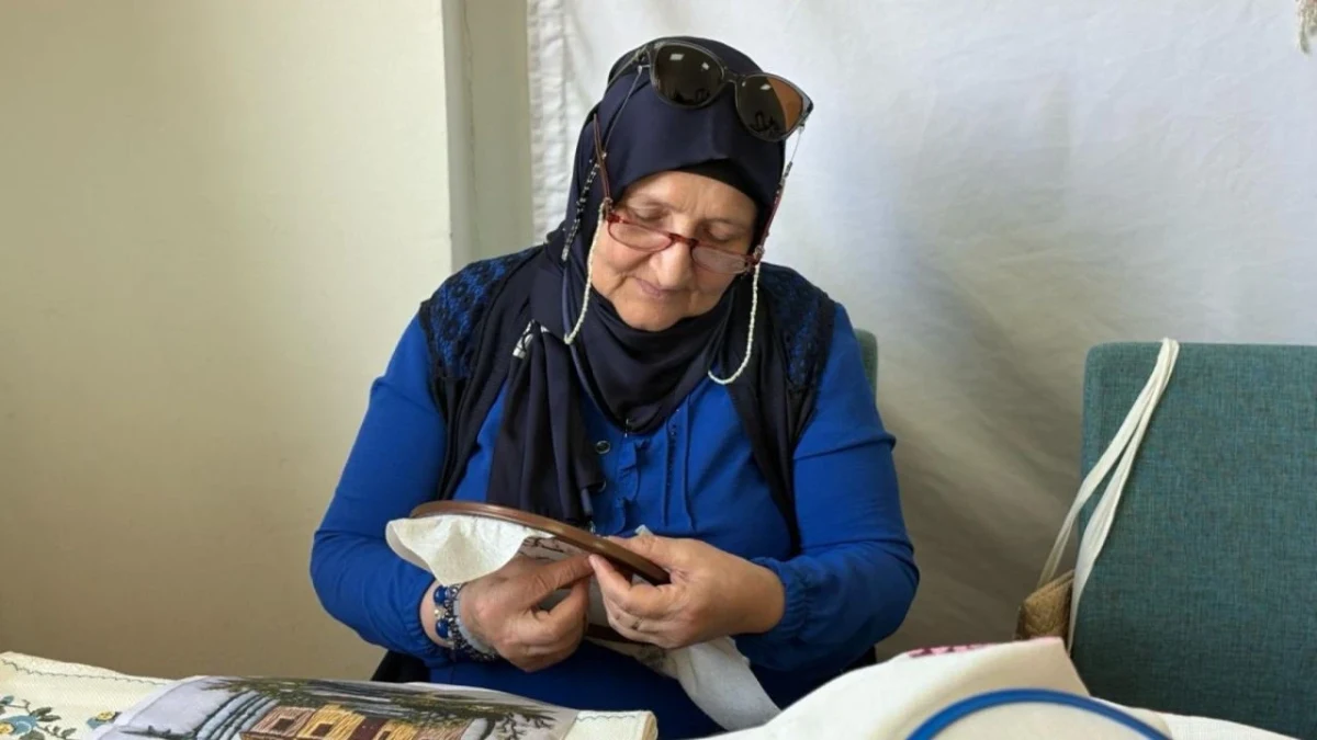 Sincan’daki bir konakta el işi çalışması yapan kadın