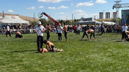 Sincan Park’taki çim sahada yağlı güreş müsabakalarına katılan pehlivanlar