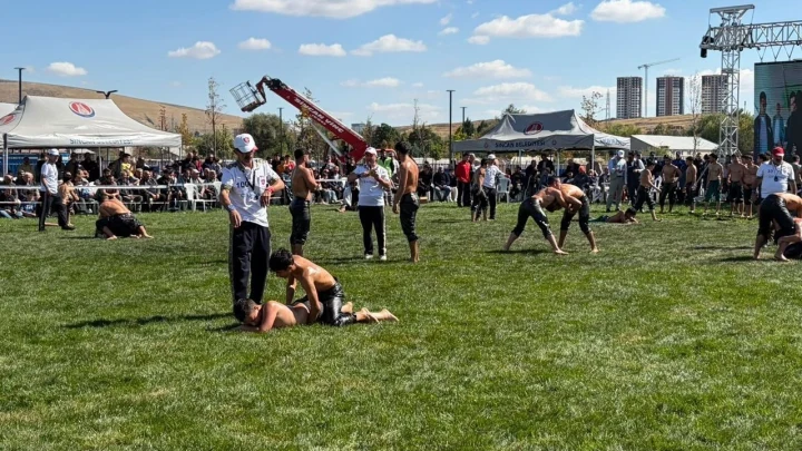 Sincan Park’taki çim sahada yağlı güreş müsabakalarına katılan pehlivanlar