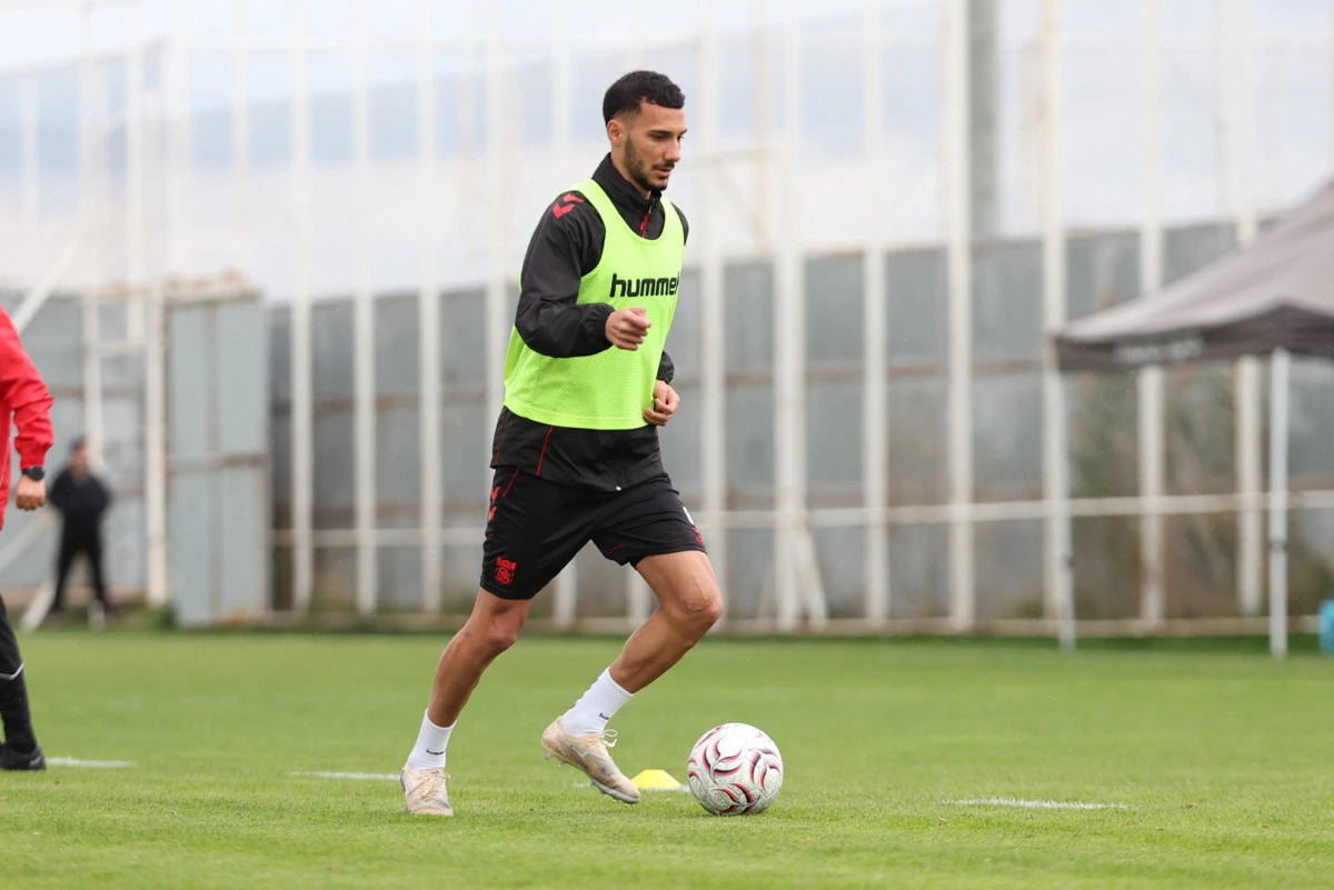 Sahada topla çalışan futbolcu