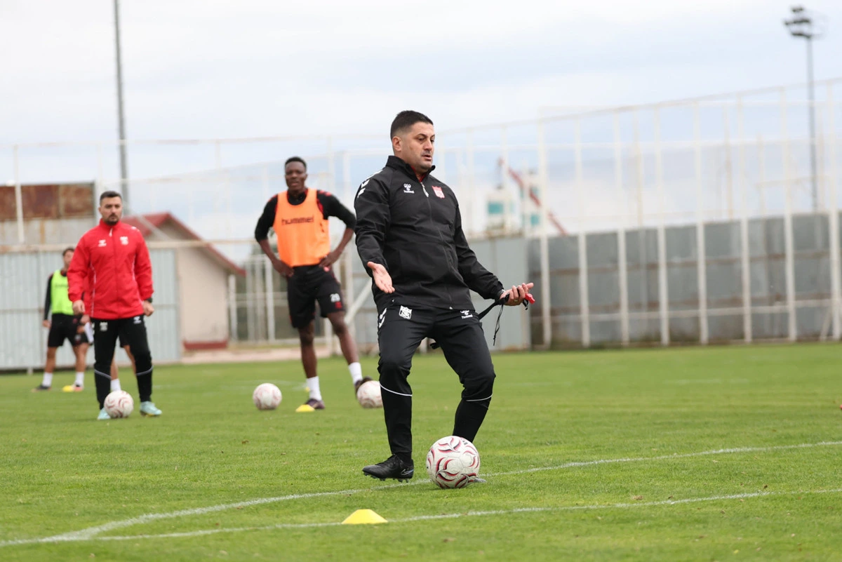 Sivasspor antrenman sahasında topun başındaki teknik ekip üyesi