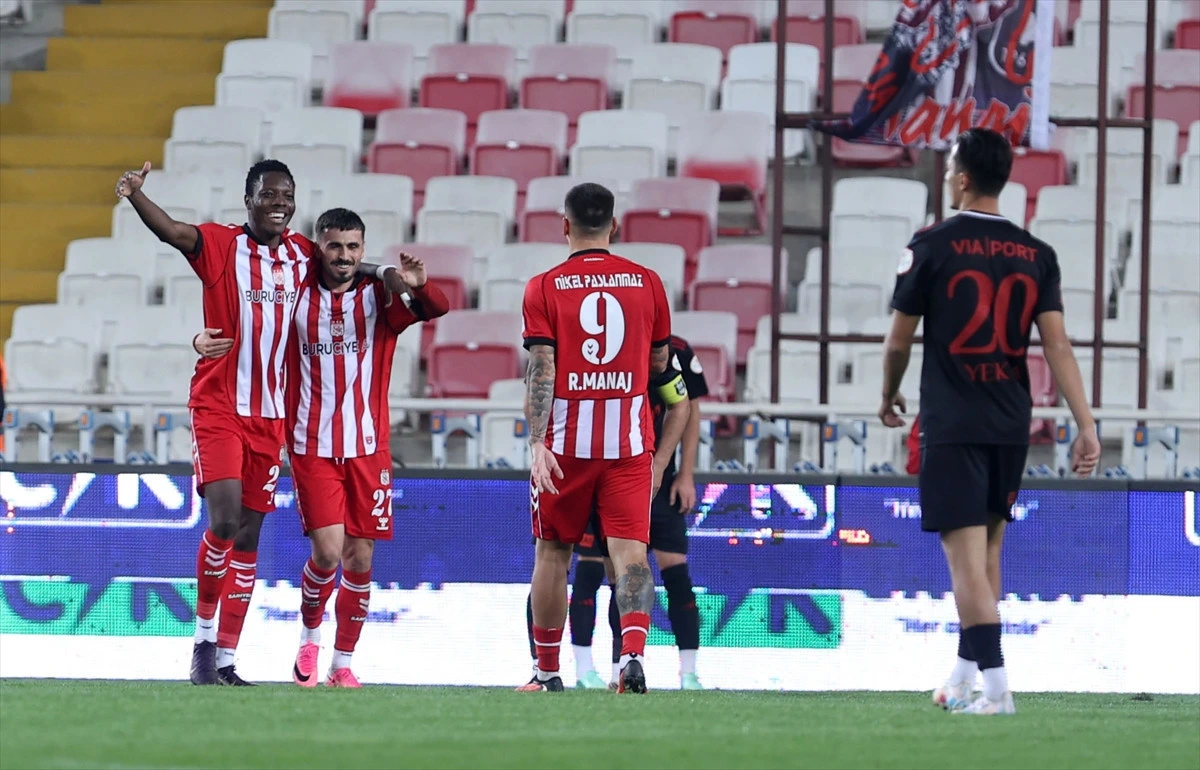 Sivassporlu futbolcular gol sevinci yaşarken Rey Manaj sahada görülüyor