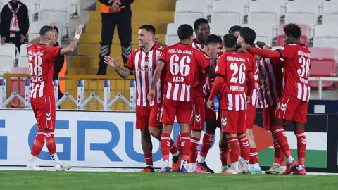 Sivassporlu futbolcular, Pendikspor karşısında attıkları golün ardından saha içinde sevinç yaşıyor