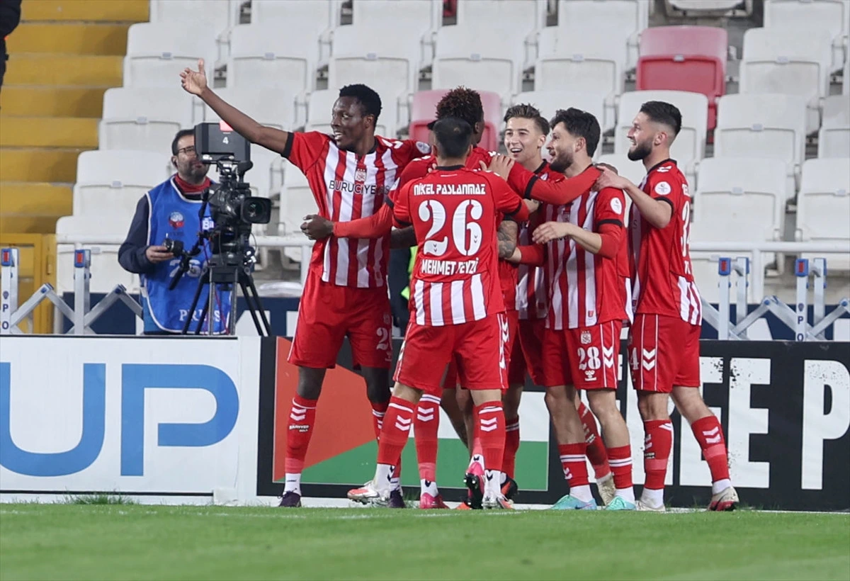 Sivassporlu futbolcular saha içinde bir araya gelerek galibiyet sevincini paylaşıyor