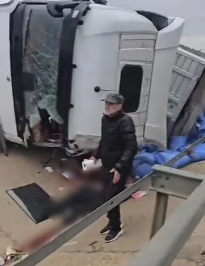 Kaymaz mevkiinde devrilen tır ve kaza sonrası olay yerindeki müdahale