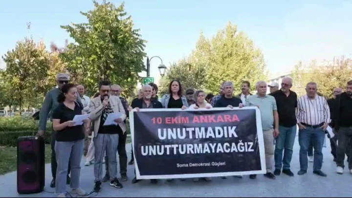 Soma Emek ve Demokrasi Güçleri, 10 Ekim Ankara katliamını anmak için pankart açtı