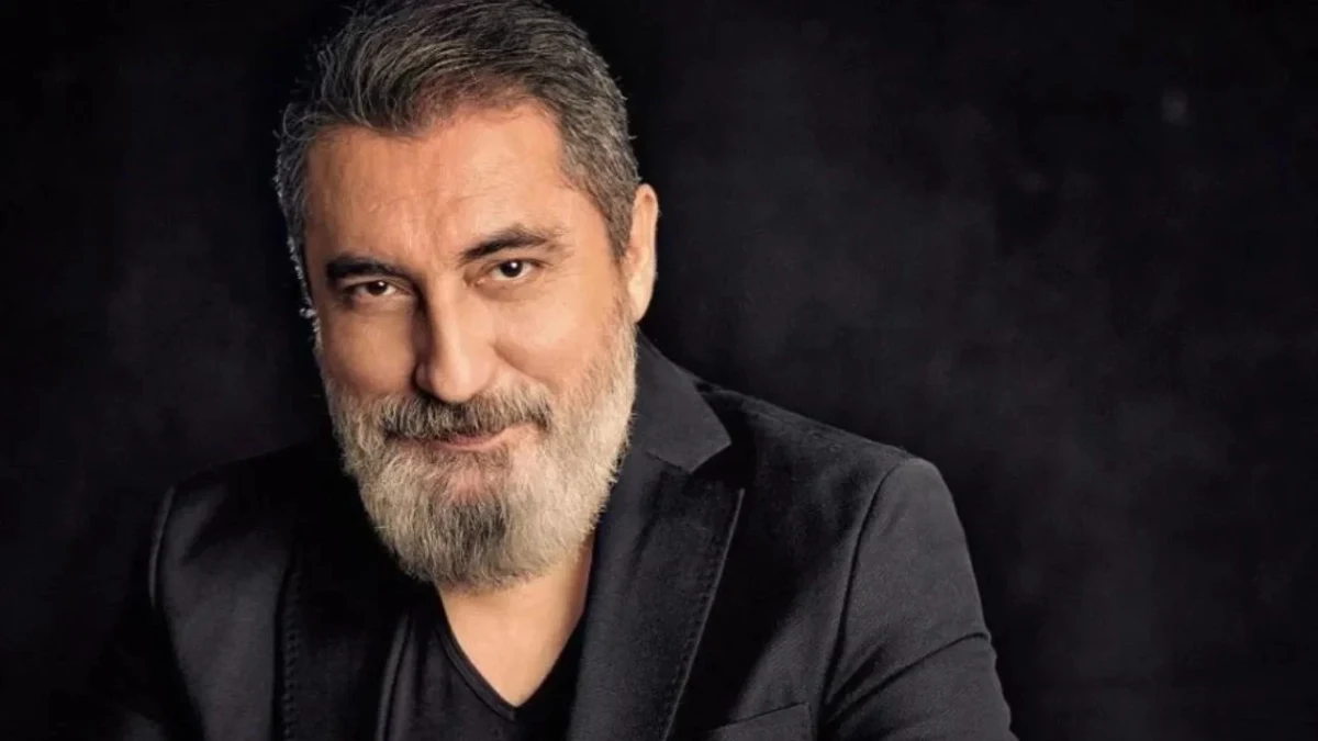 Soner Olgun siyah ceket ve tişörtüyle kameraya bakıyor