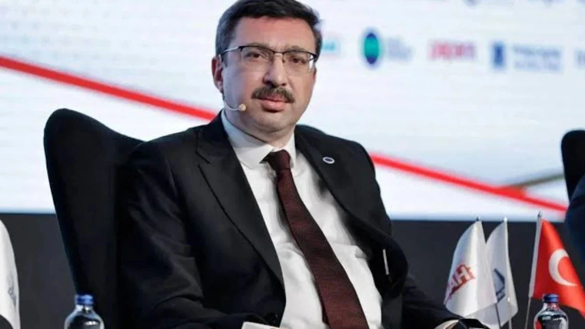 Konuşma sırasında kürsüde oturan erkek yönetici