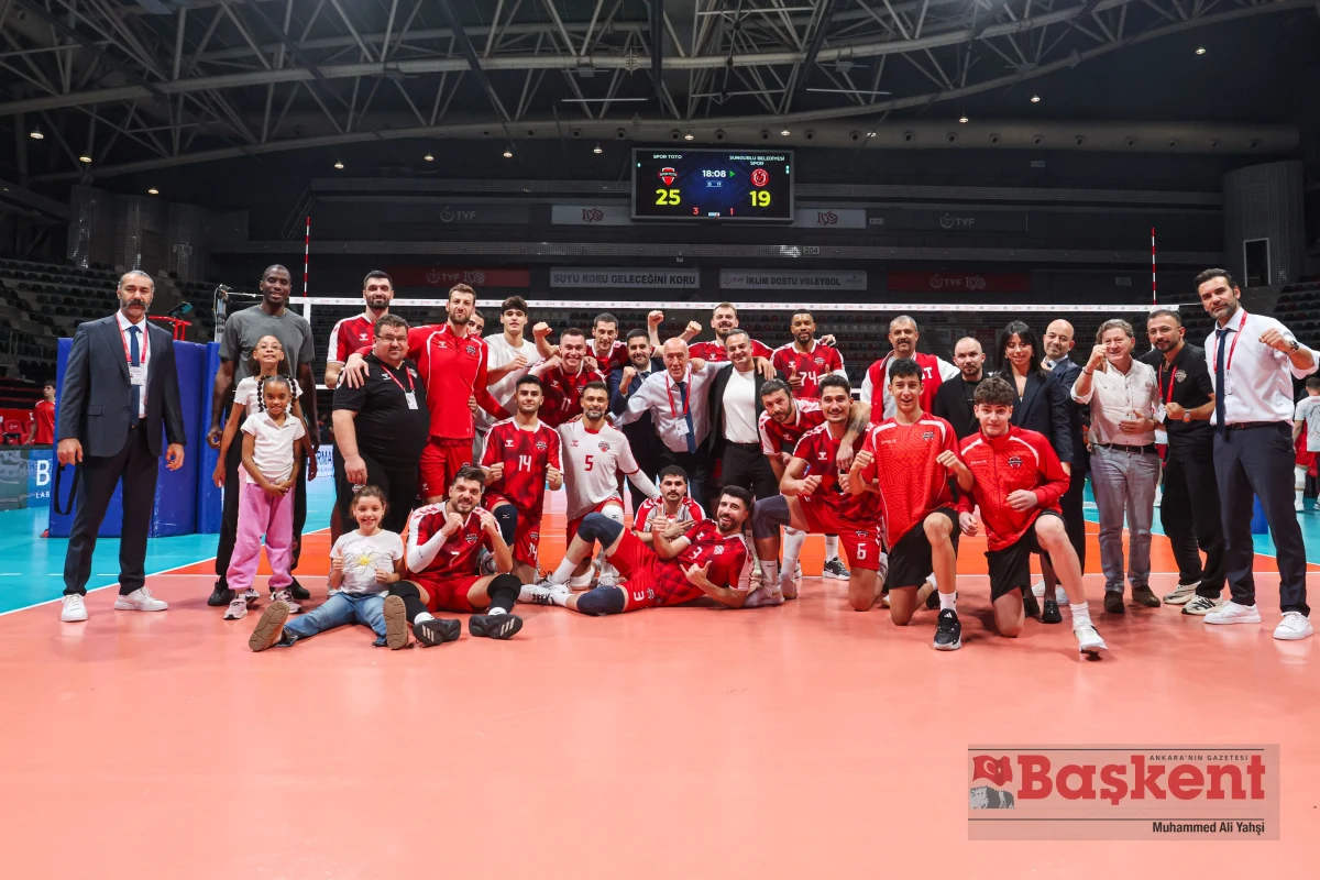 Spor Toto takımı ve teknik ekip, voleybol sahasında galibiyet sonrası bir arada