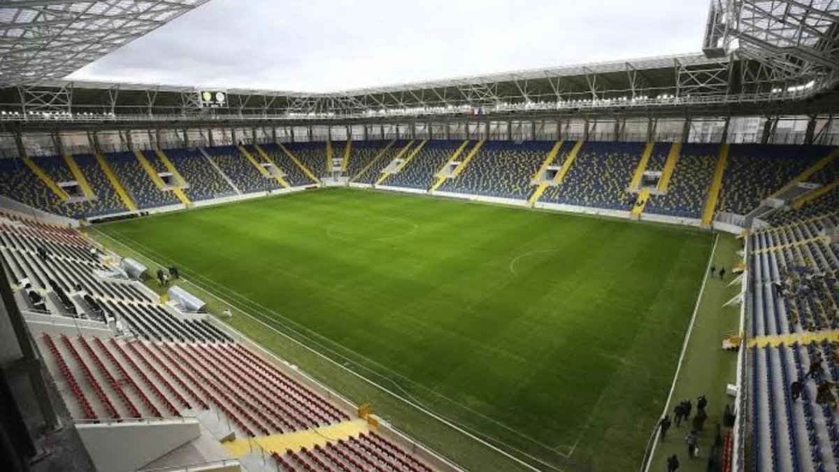 Futbol sahası ve tribünleriyle stadyum iç görünümü