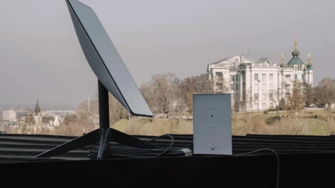Bir binanın çatısında bulunan Starlink uydu internet anteni ve bağlantı ekipmanı
