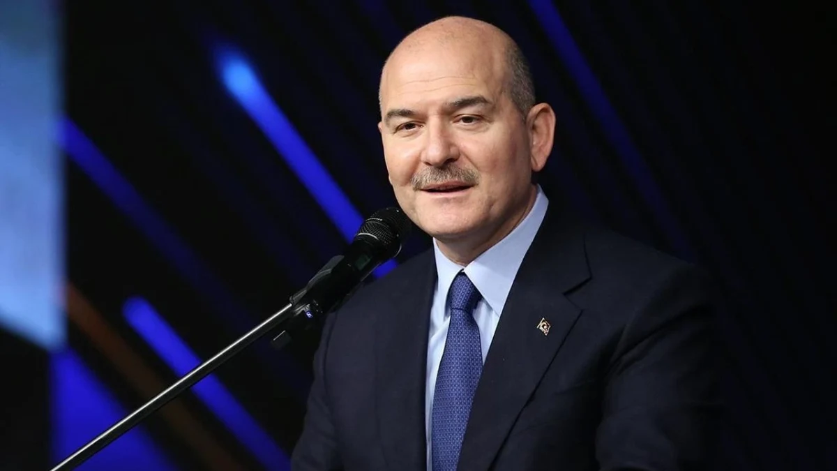 Mikrofon başında konuşan Süleyman Soylu