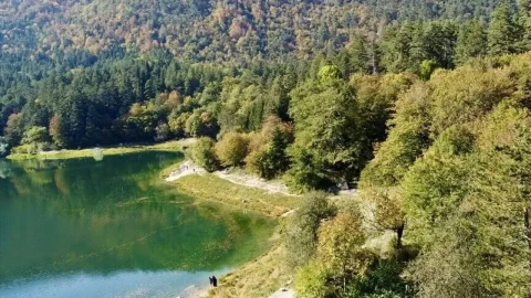 Sülüklü Göl ve çevresindeki ormanlar sonbahar renklerine bürünmüş