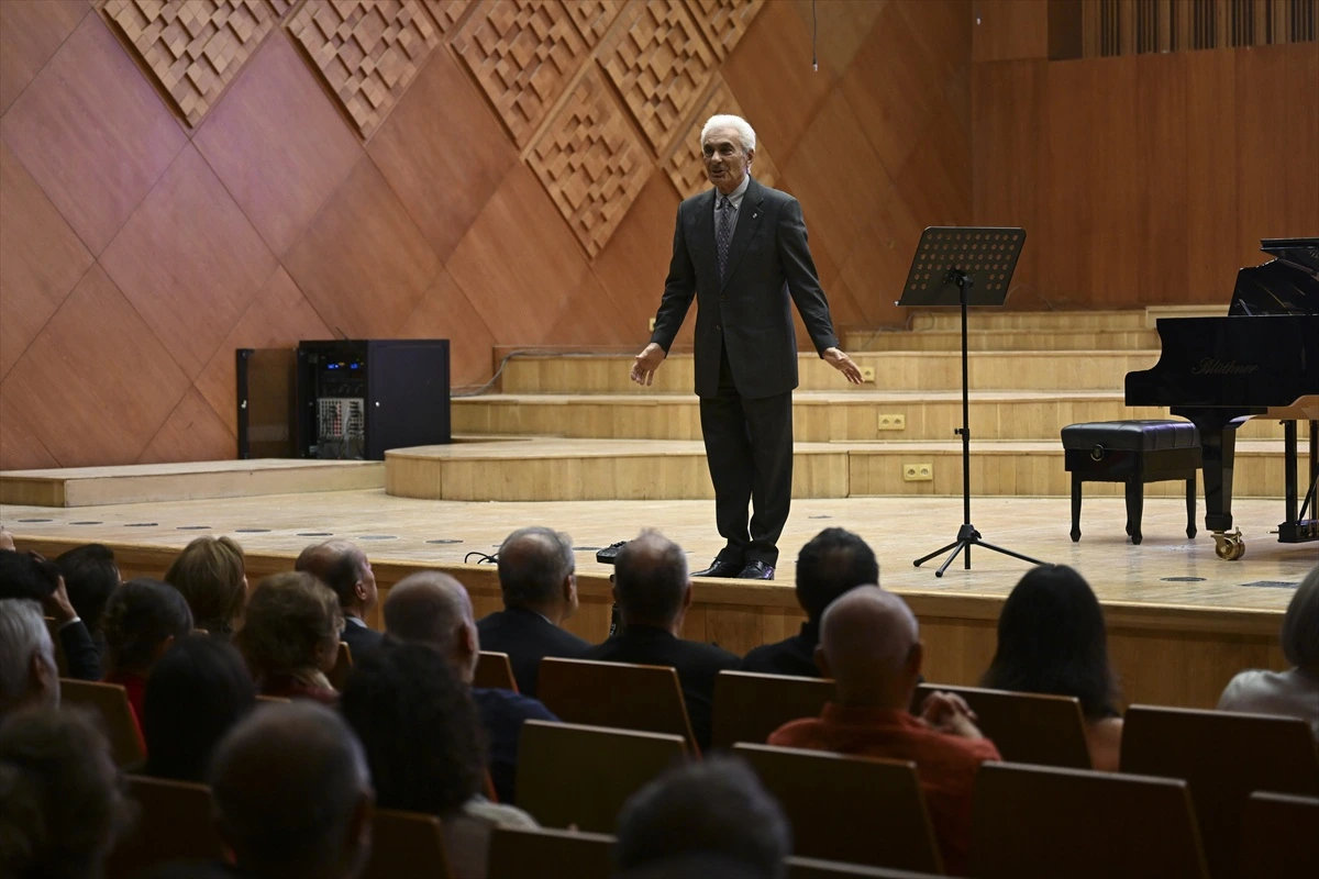 CSO Ada Ankara sahnesinde, seyircilere dönük duran bir müzisyen