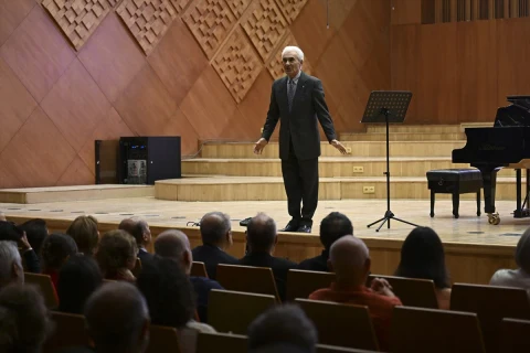 CSO Ada Ankara sahnesinde, seyircilere dönük duran bir müzisyen