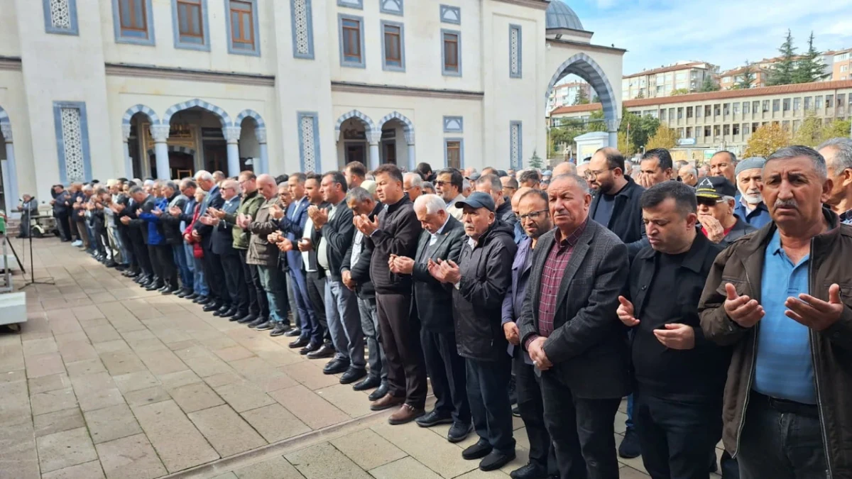Tacettin Silsüpür’ün cenaze namazında saf tutan kalabalık