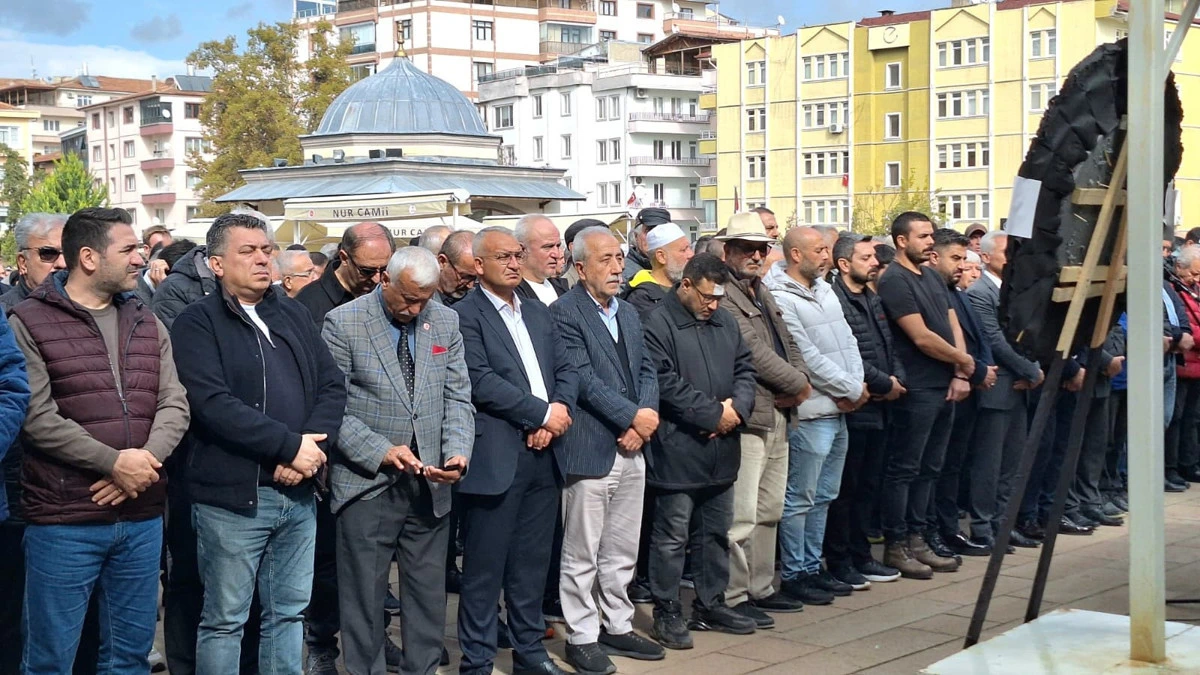 Cenaze töreninde saf tutan vatandaşlar