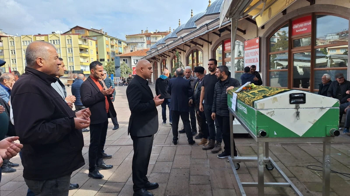 Tacettin Silsüpür’ün tabutu başında dua edenler