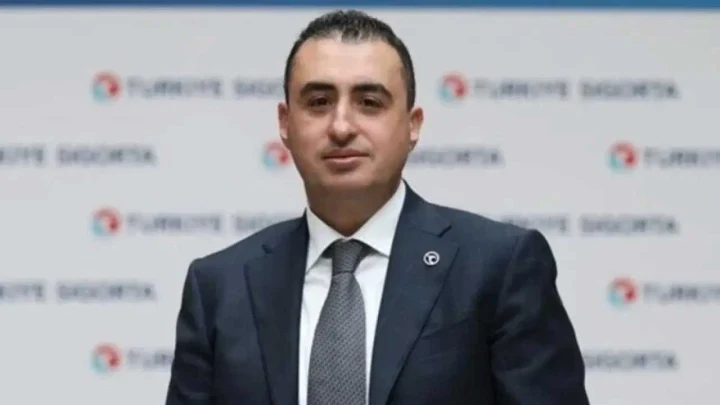 Türkiye Sigorta Genel Müdürü Taha Çakmak takım elbiseyle kameraya bakıyor