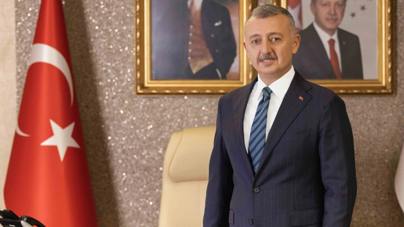 Kocaeli Büyükşehir Belediye Başkanı Tahir Büyükakın, makam odasında Türk bayrağının yanında