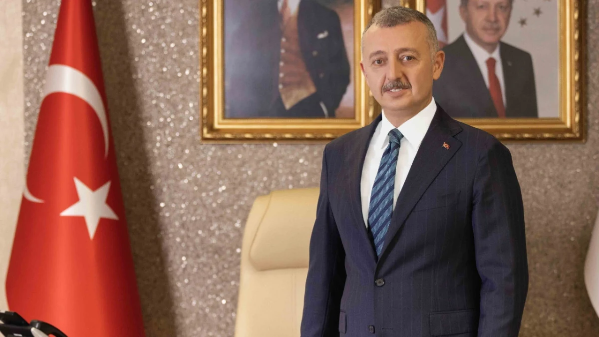 Kocaeli Büyükşehir Belediye Başkanı Tahir Büyükakın, makam odasında Türk bayrağının yanında