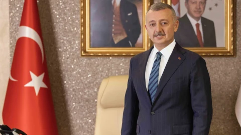 Kocaeli Büyükşehir Belediye Başkanı Tahir Büyükakın, makam odasında Türk bayrağının yanında