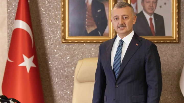 Kocaeli Büyükşehir Belediye Başkanı Tahir Büyükakın, makam odasında Türk bayrağının yanında