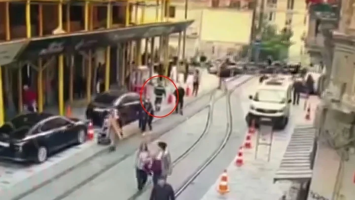 Taksim’de tramvay raylarının bulunduğu caddede polis operasyonunun gerçekleştiği alanı gösteren görüntü